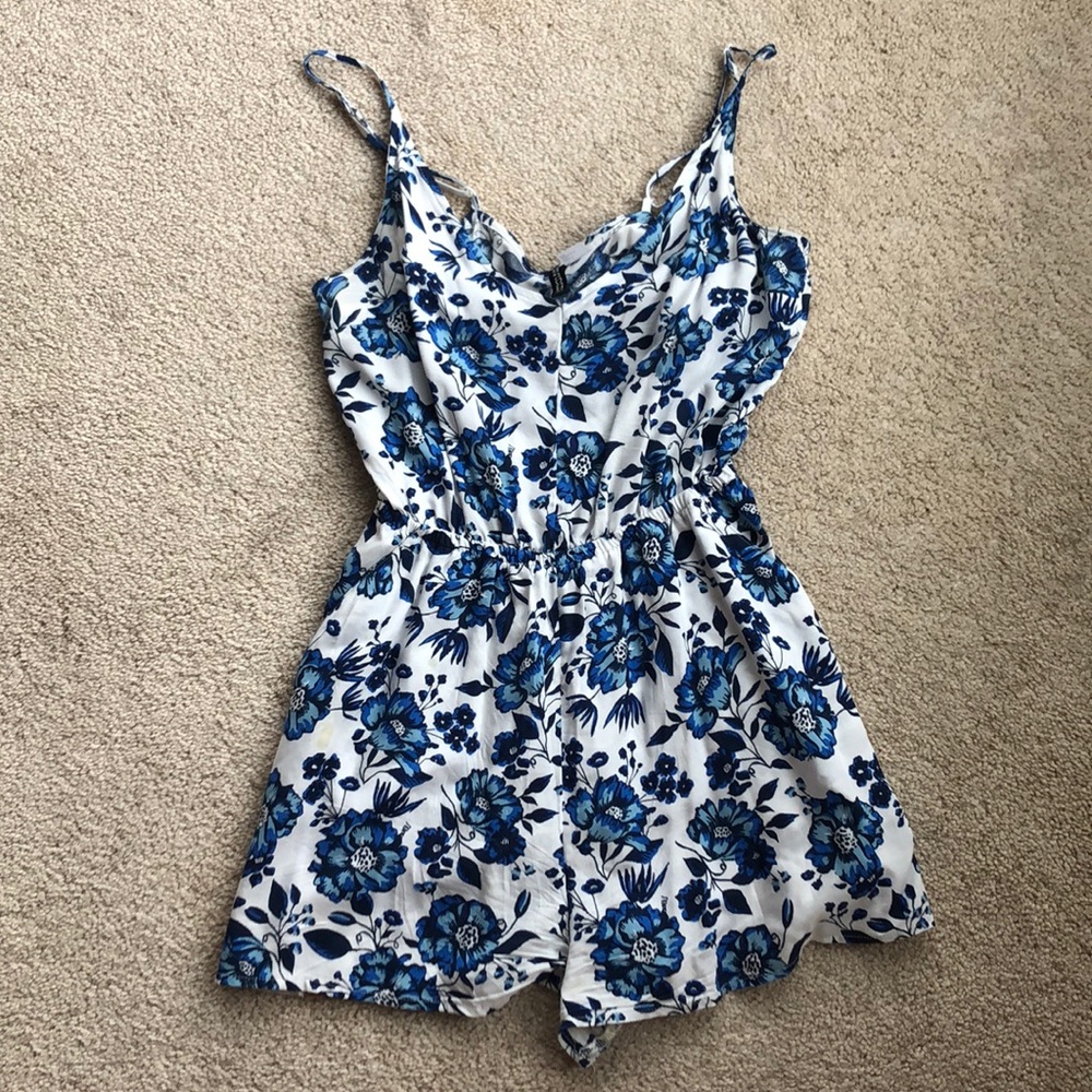 5/$35
H&M romper - Picture 3 of 6